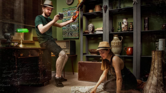 Archäologen auf Spurensuche in einem Büro in "Das Geheimnis des Maya-Tempels" von Mysterious Room