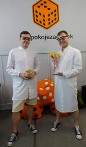 W pewnym zwykłym domu są zamknięte drzwi...