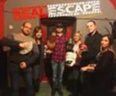 Mr. & Mrs. & ekipa i skok na kase 